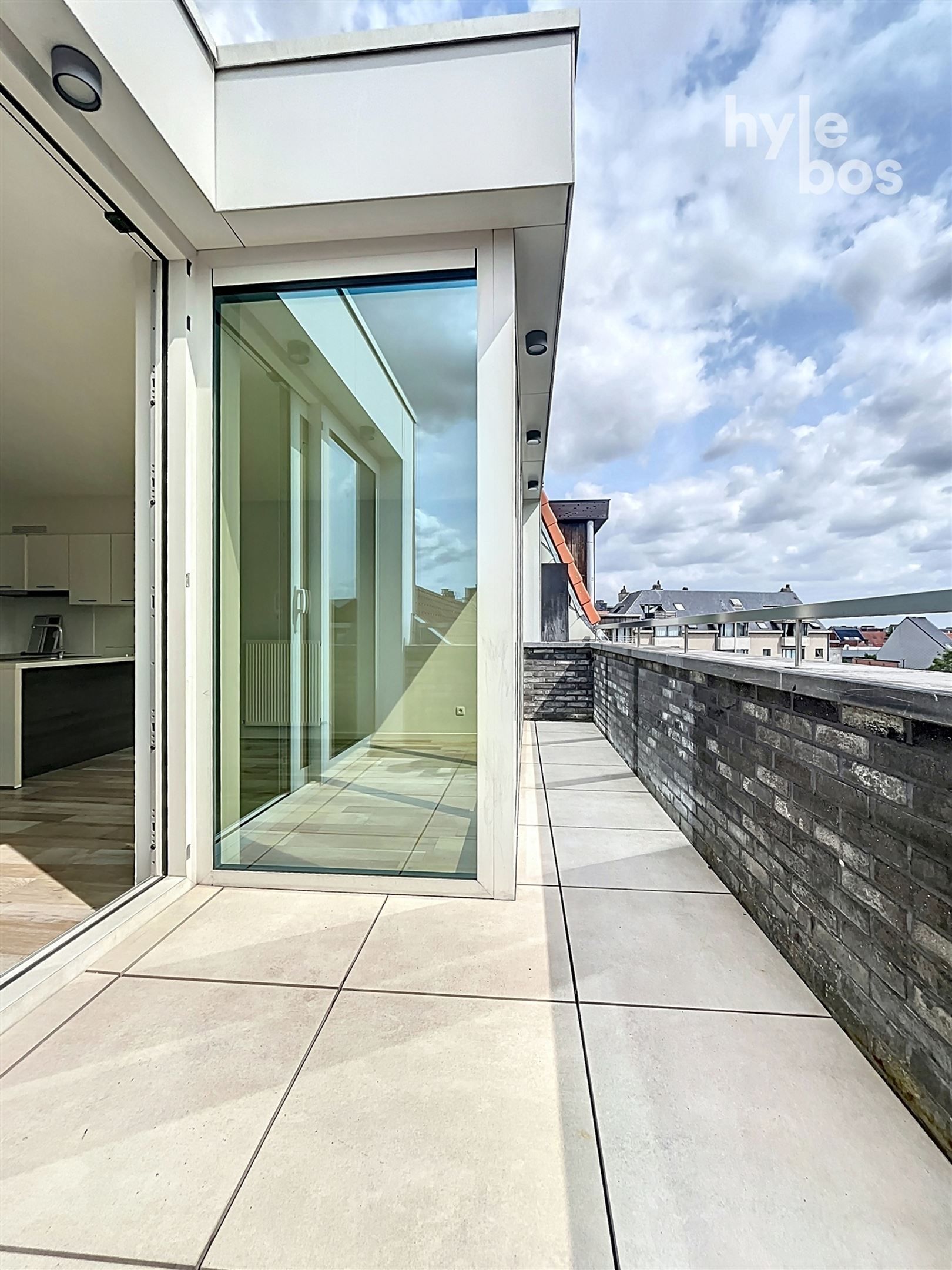 Centraal gelegen, instapklaar 2 slaapkamer appartement met autostaanplaats foto 8