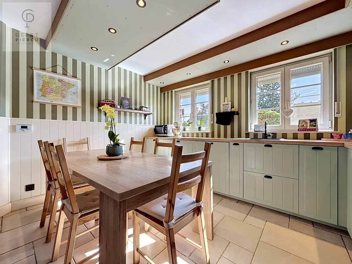 Ruime woning op mooi perceel van 10 are. foto 8