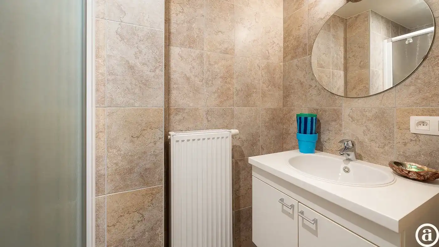 Instapklaar 2 slaapkamerappartement met frontaal zeezicht foto 9