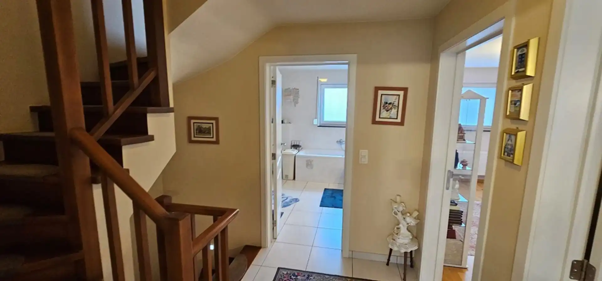 Ruime, recente, instapklare, energiezuinige half open bebouwing met degelijke en kwalitatieve afwerking en zonnepanelen, gelegen net buiten de grote ring van Hasselt. foto 28