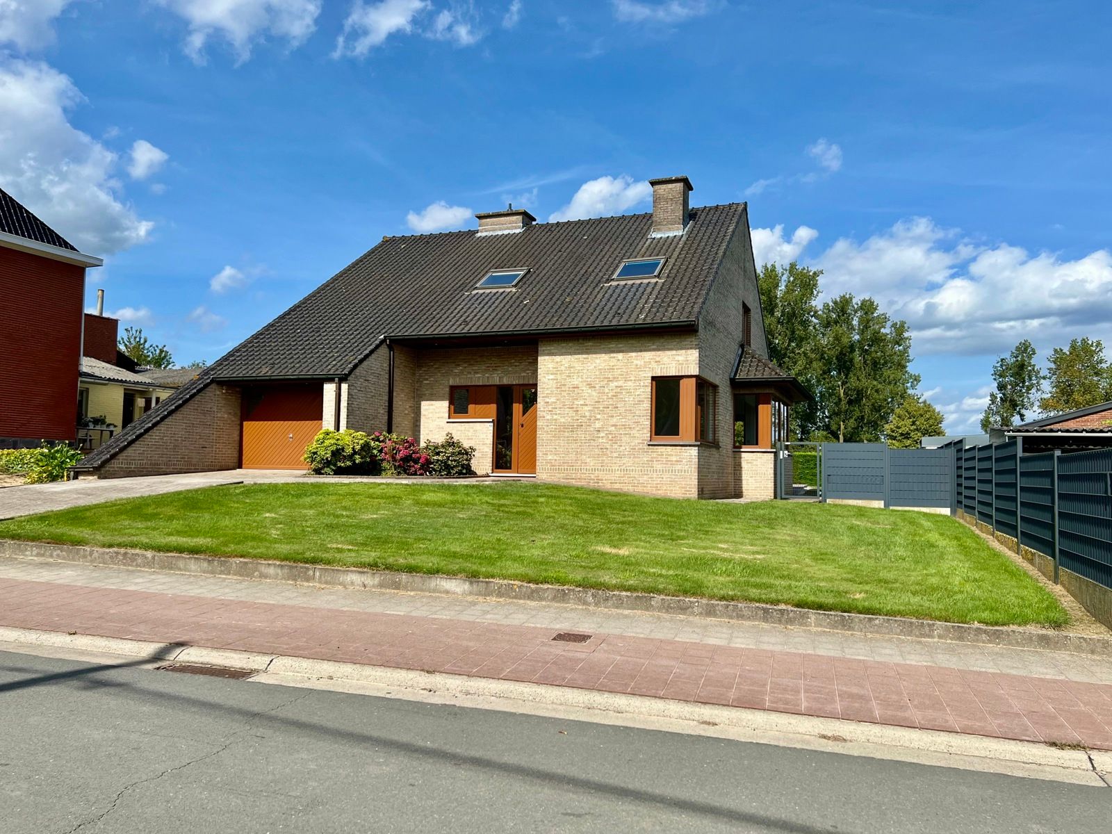 Ruime lichtrijke woning te huur foto 1