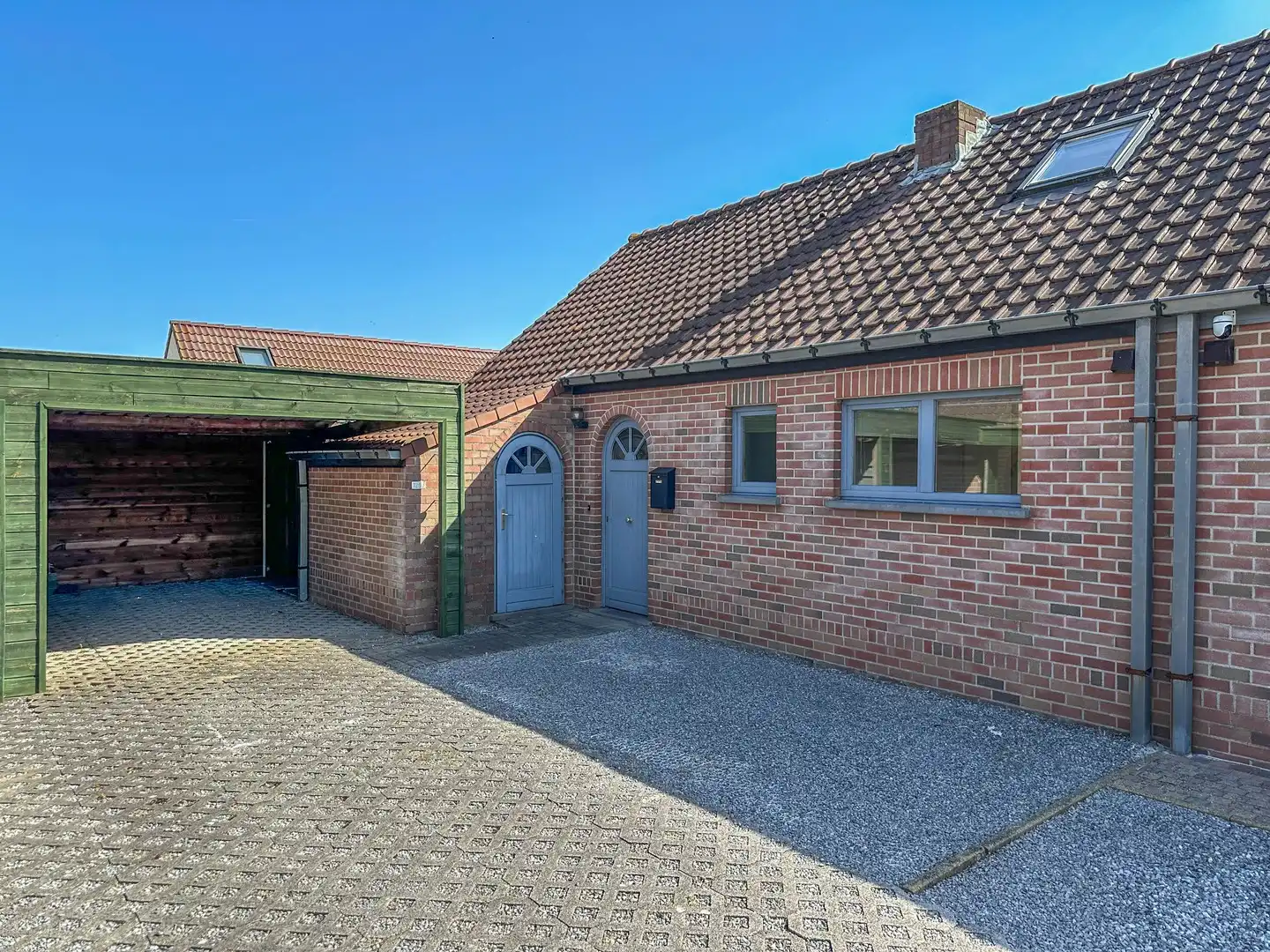 Instapklare vakantiewoning met zonnige tuin en parking. foto 2