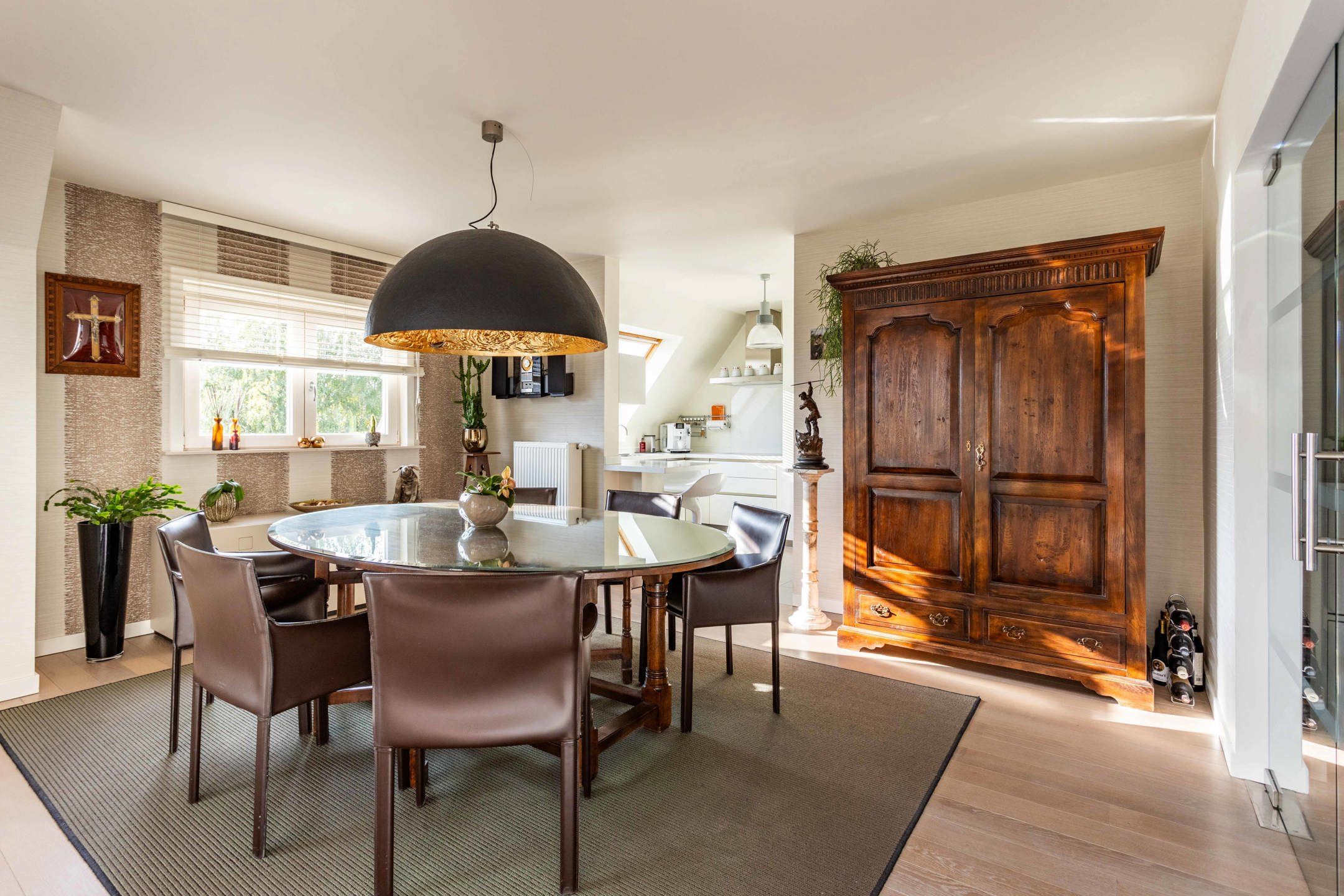 Ruim appartement 163 m² + 2 staanplaatsen & terras foto {{pictureIndex}}
