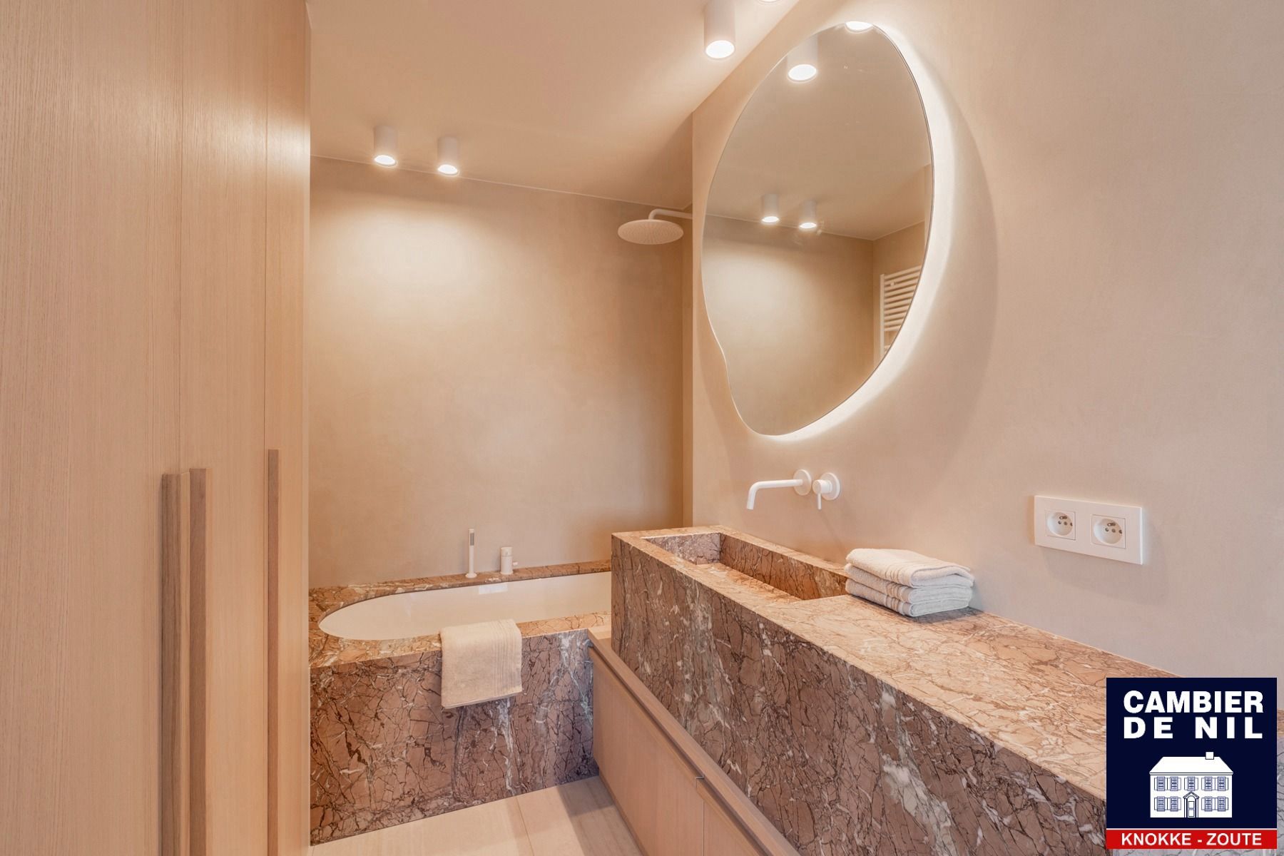 Vernieuwd appartement met open zichten mooie terrassen foto 13