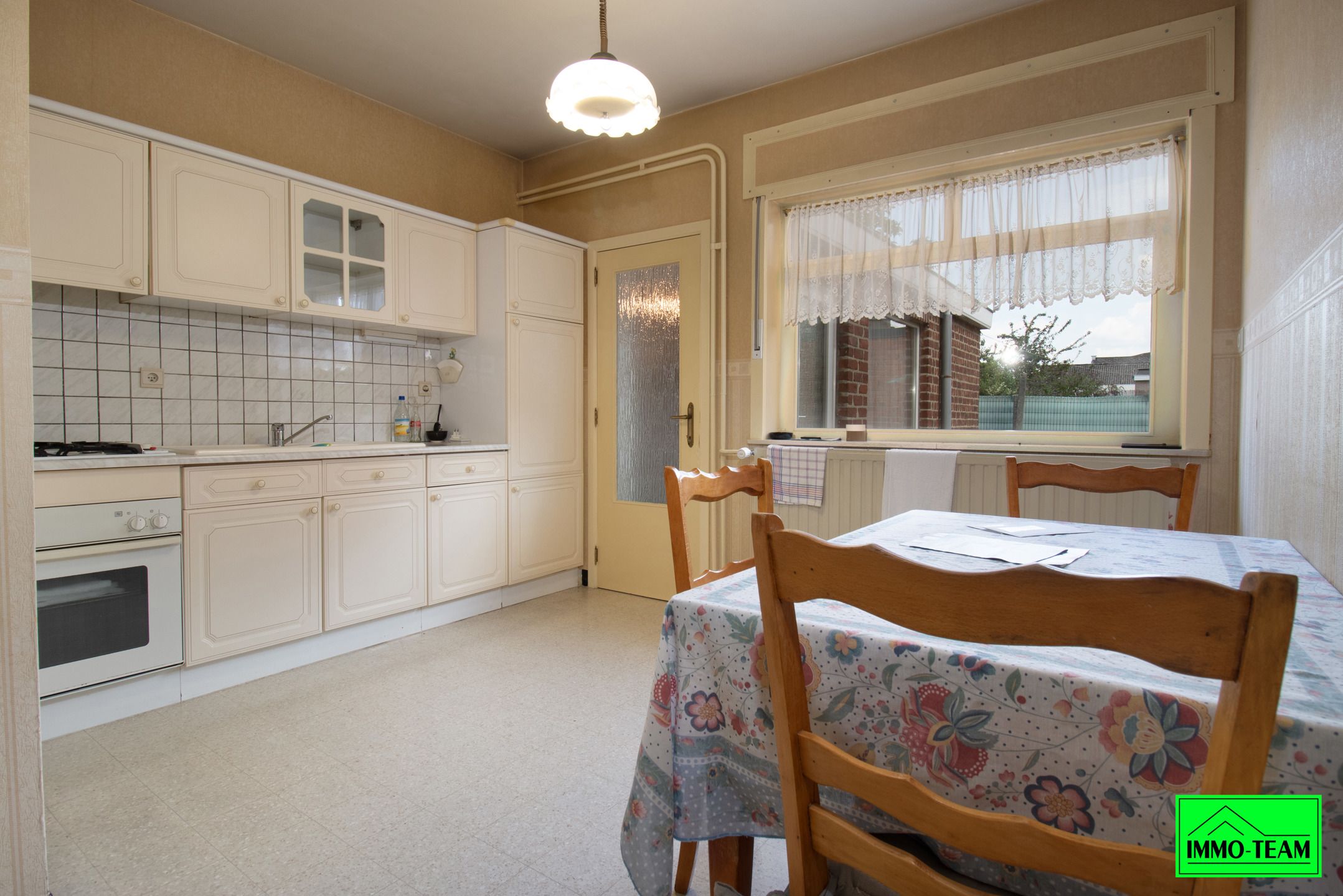 Solide op te frissen 2-gevelwoning met 4 slaapkamers foto 5