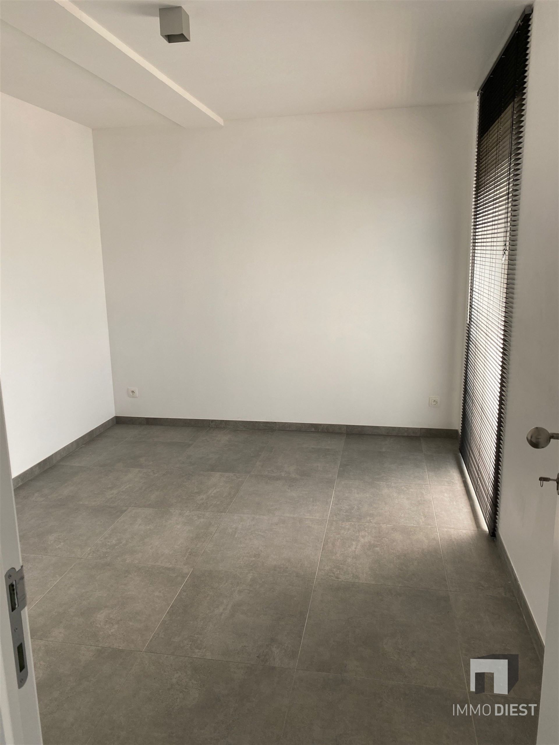Modern gelijkvloers appartement foto 9