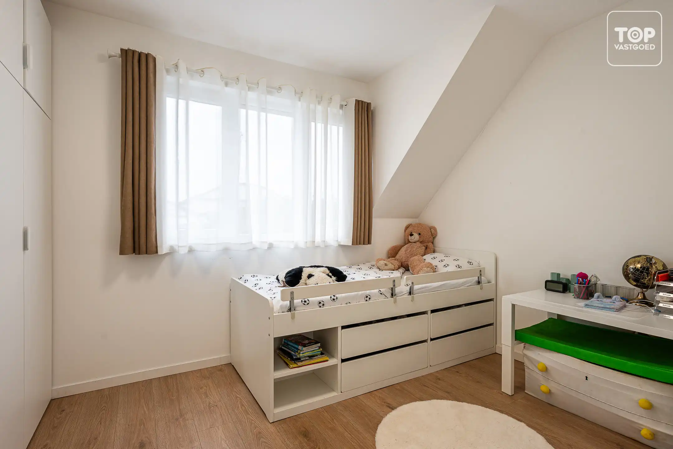 Totaal gerenoveerde woning met 3 slaapkamers, tuin en garage. foto 23