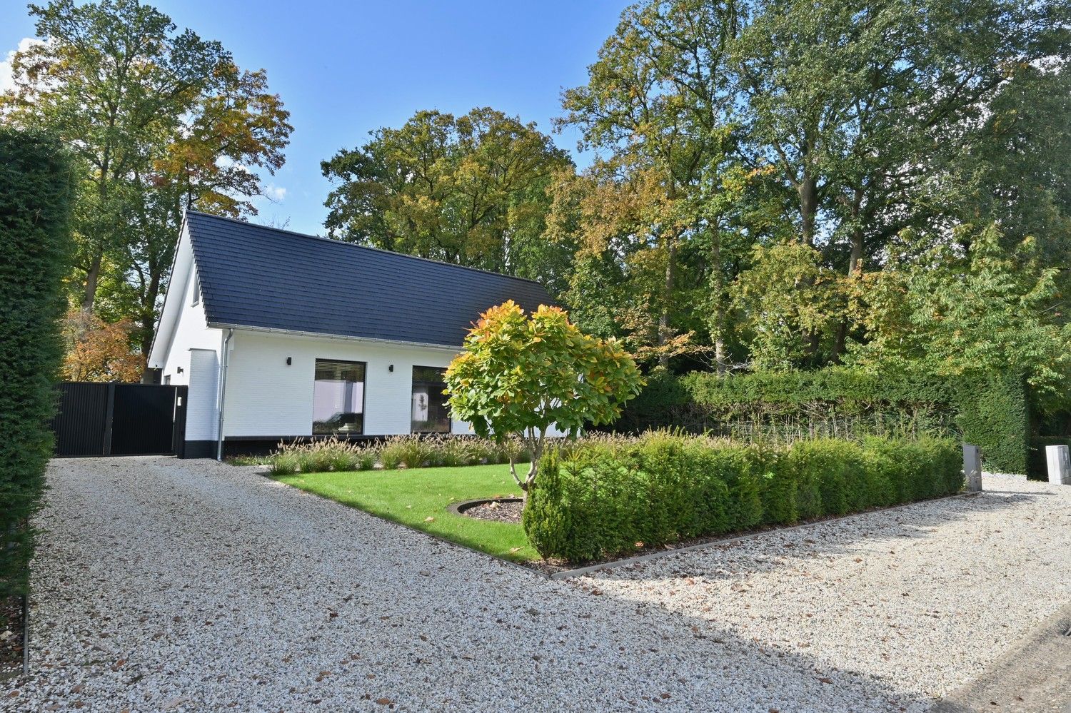 Compleet gerenoveerde woning op gegeerde toplocatie aan de Goudkust te Neerharen foto 1