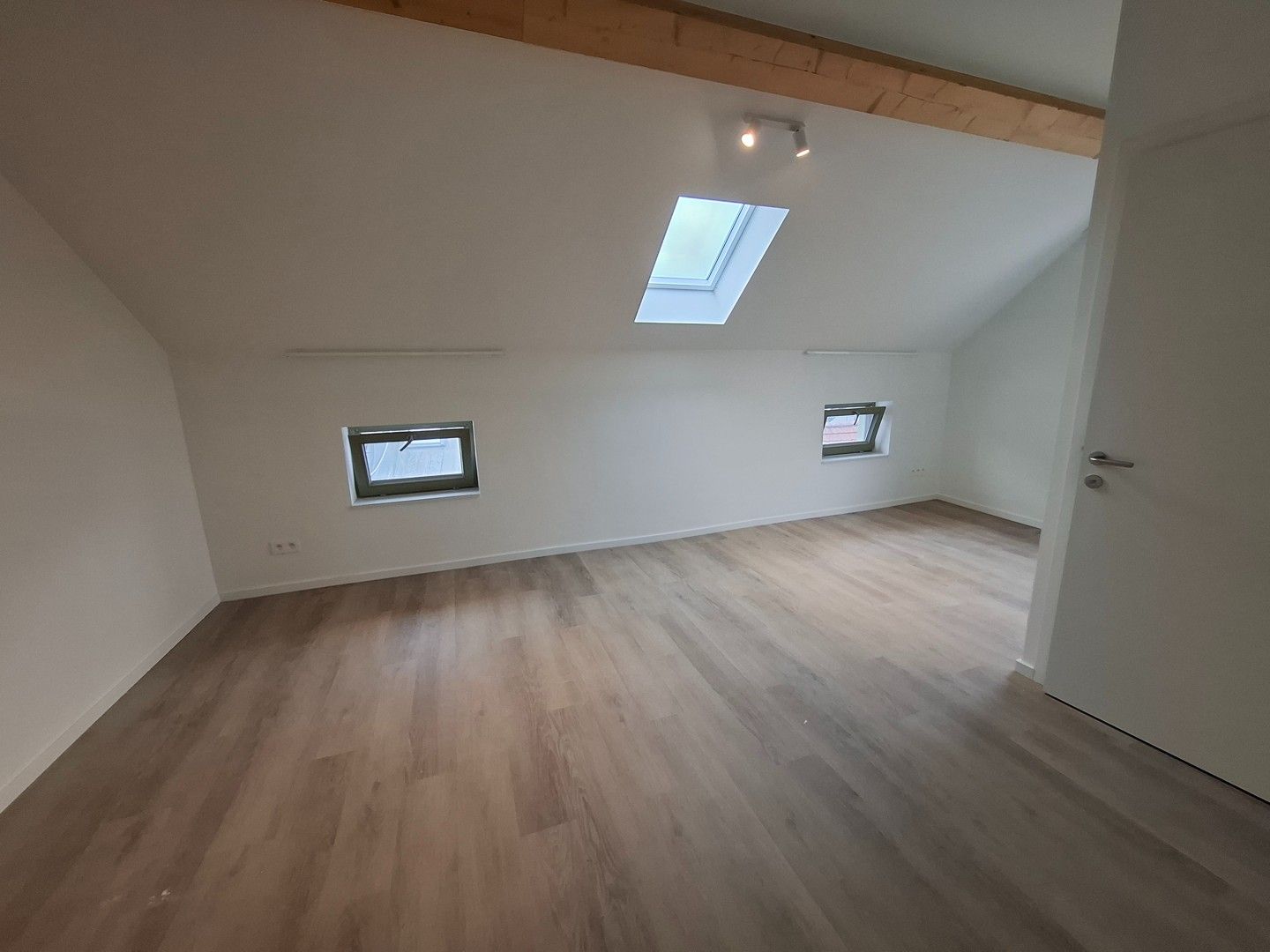 RUIME STUDENTENKAMERS IN NIEUWSTAAT IN CENTRUM GENT foto {{pictureIndex}}