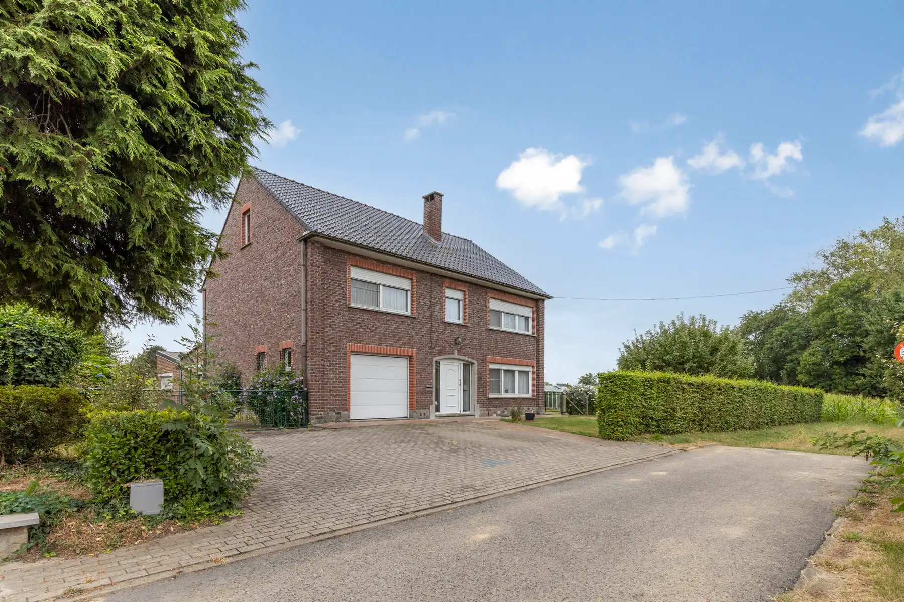 Landelijk gelegen huis met 4 kamers, garage & prachtige tuin foto {{pictureIndex}}