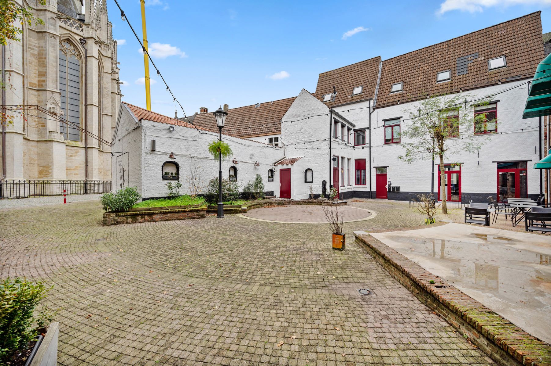 Uniek handelspand met terras in hartje Mechelen foto {{pictureIndex}}