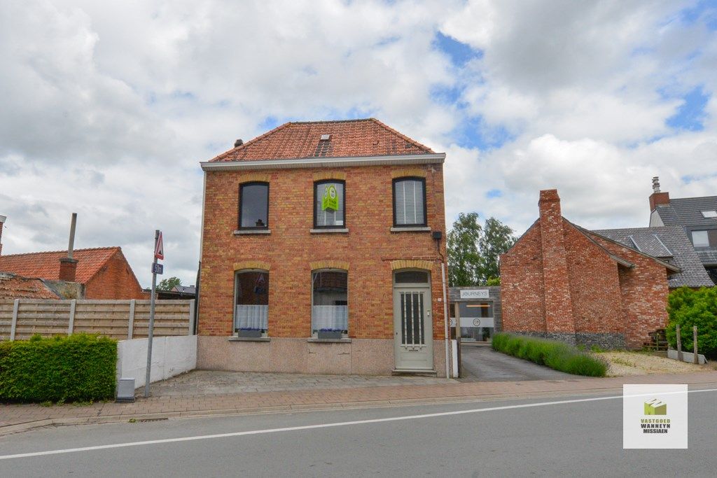 Hoofdfoto van de publicatie: Halfopen bebouwing met 3slpk, 2 bijgebouwen en diepe tuin