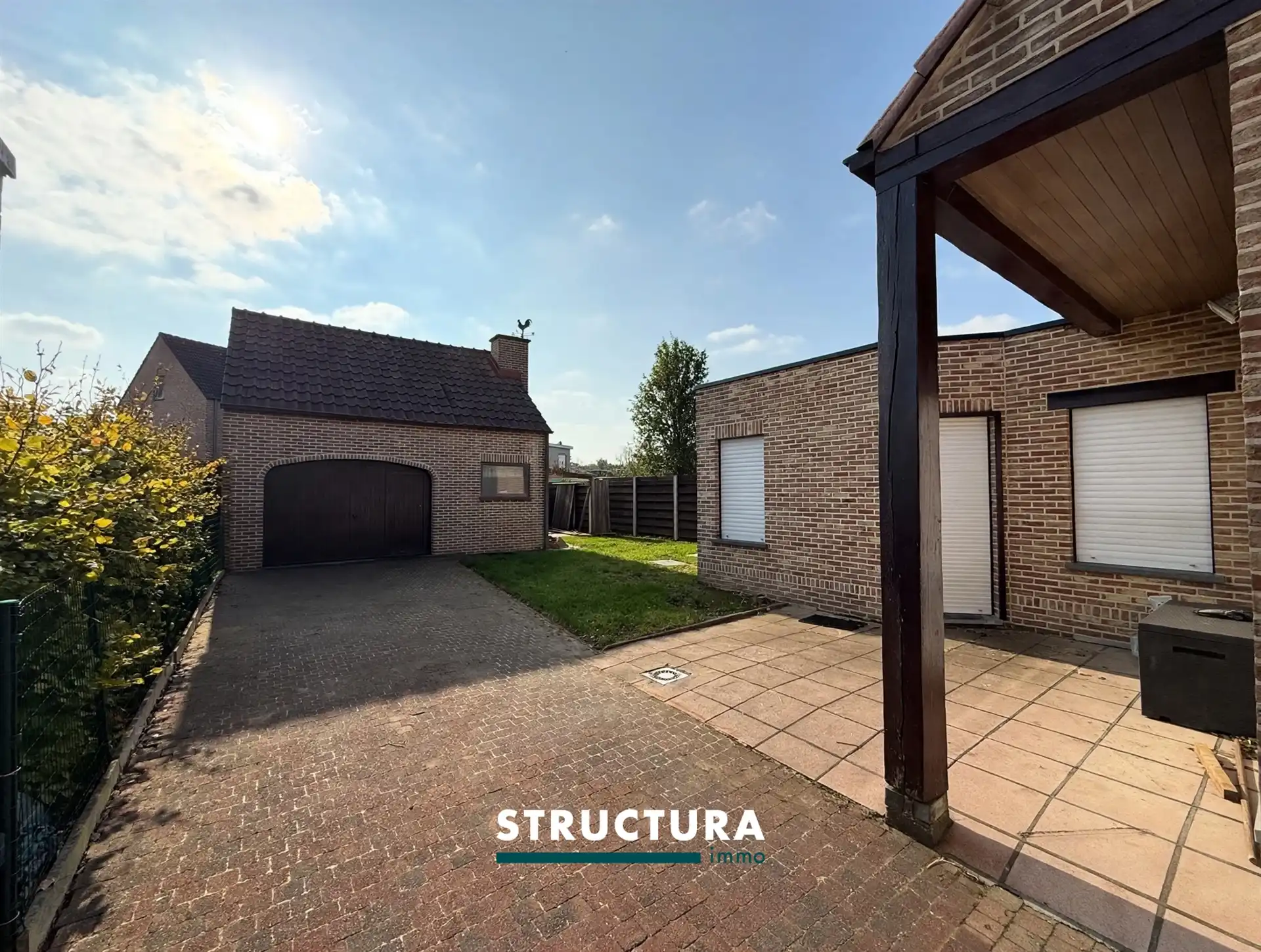 Halfopen woning met ruime garage  foto 20