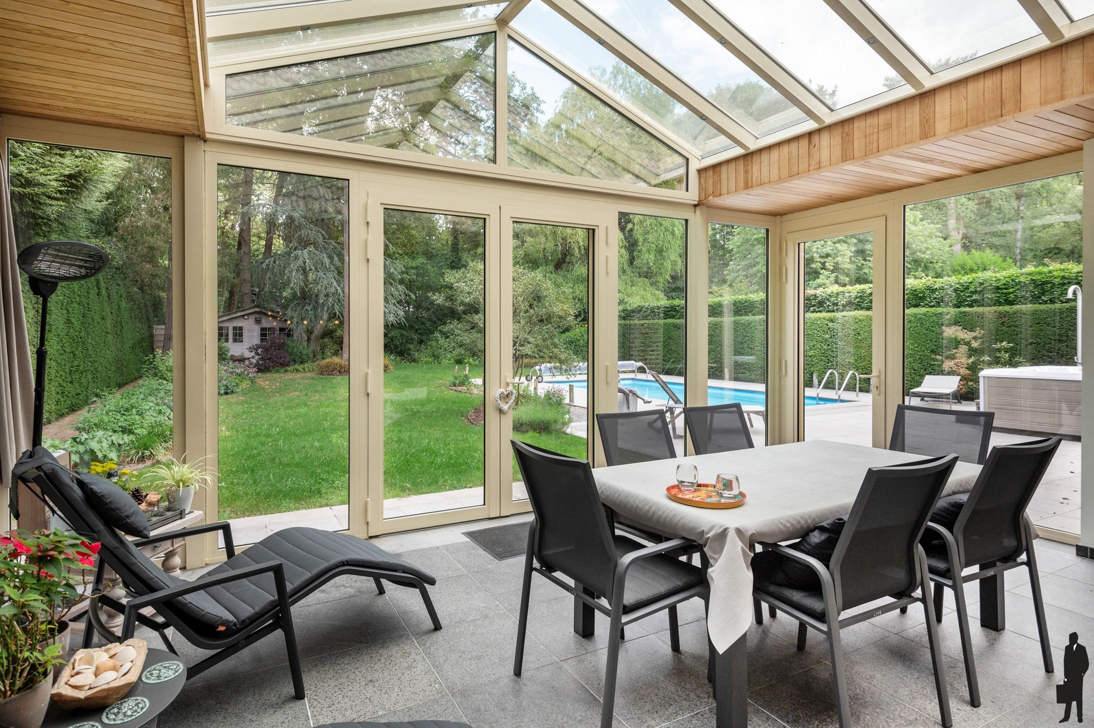Stijlvol gerenoveerde villa met schitterende tuin en verwarmd zwembad foto 13