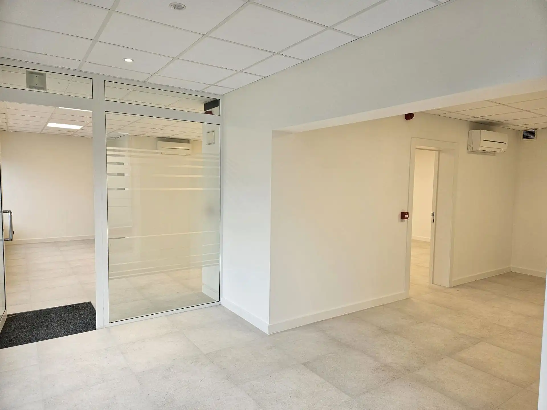TE  HUUR in Meeuwen: kantoor/commerciële ruimte foto 5