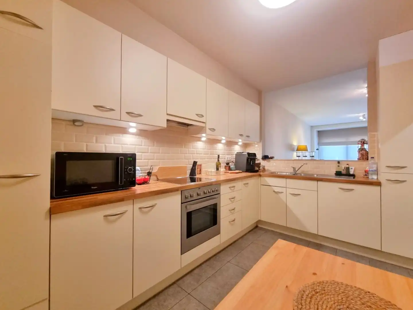 Centraal gelegen gelijkvloers appartement met twee slaapkamers en stadskoer foto 6