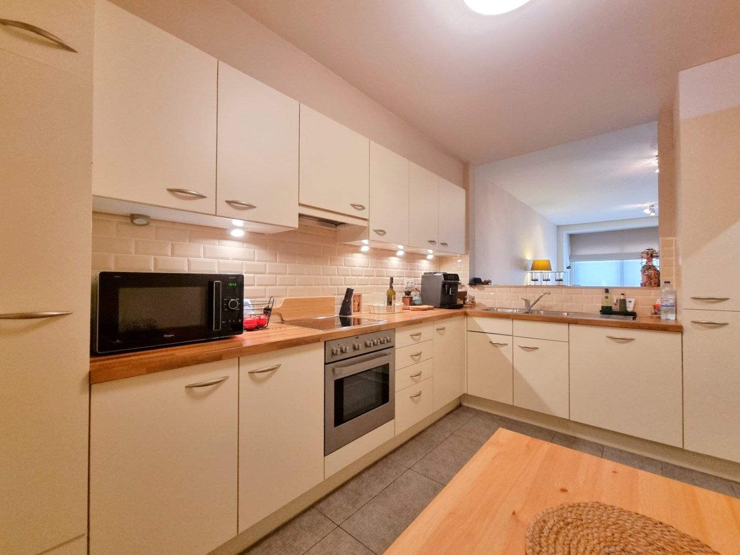 Centraal gelegen gelijkvloers appartement met twee slaapkamers en stadskoer foto 6