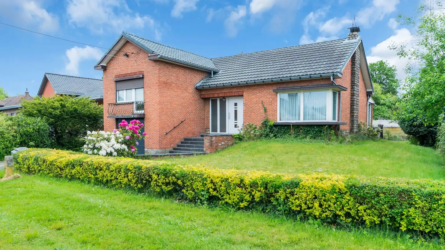 Charmante open bebouwing met veranda, garage en ruime tuin op 860 m² foto {{pictureIndex}}