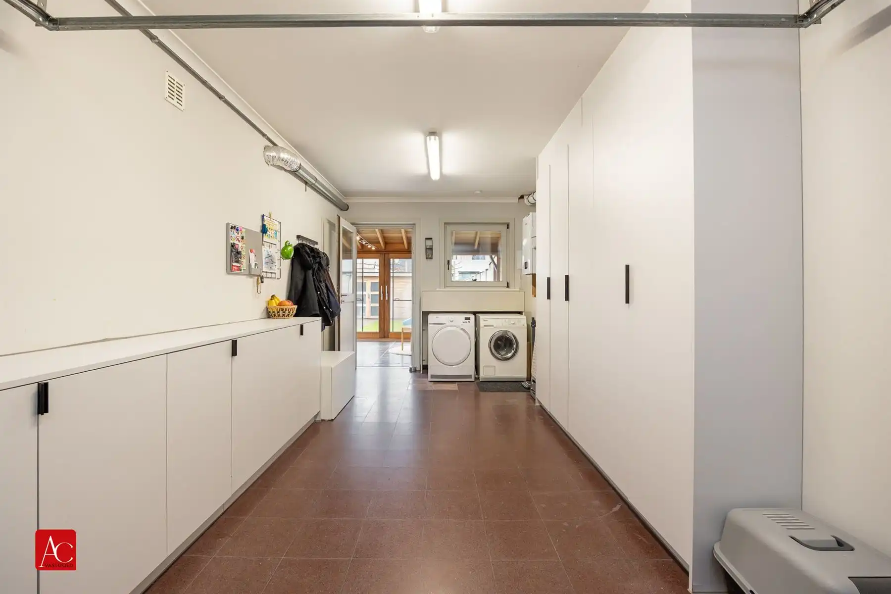 Instapklare halfopen bebouwing met garage en veranda foto 16