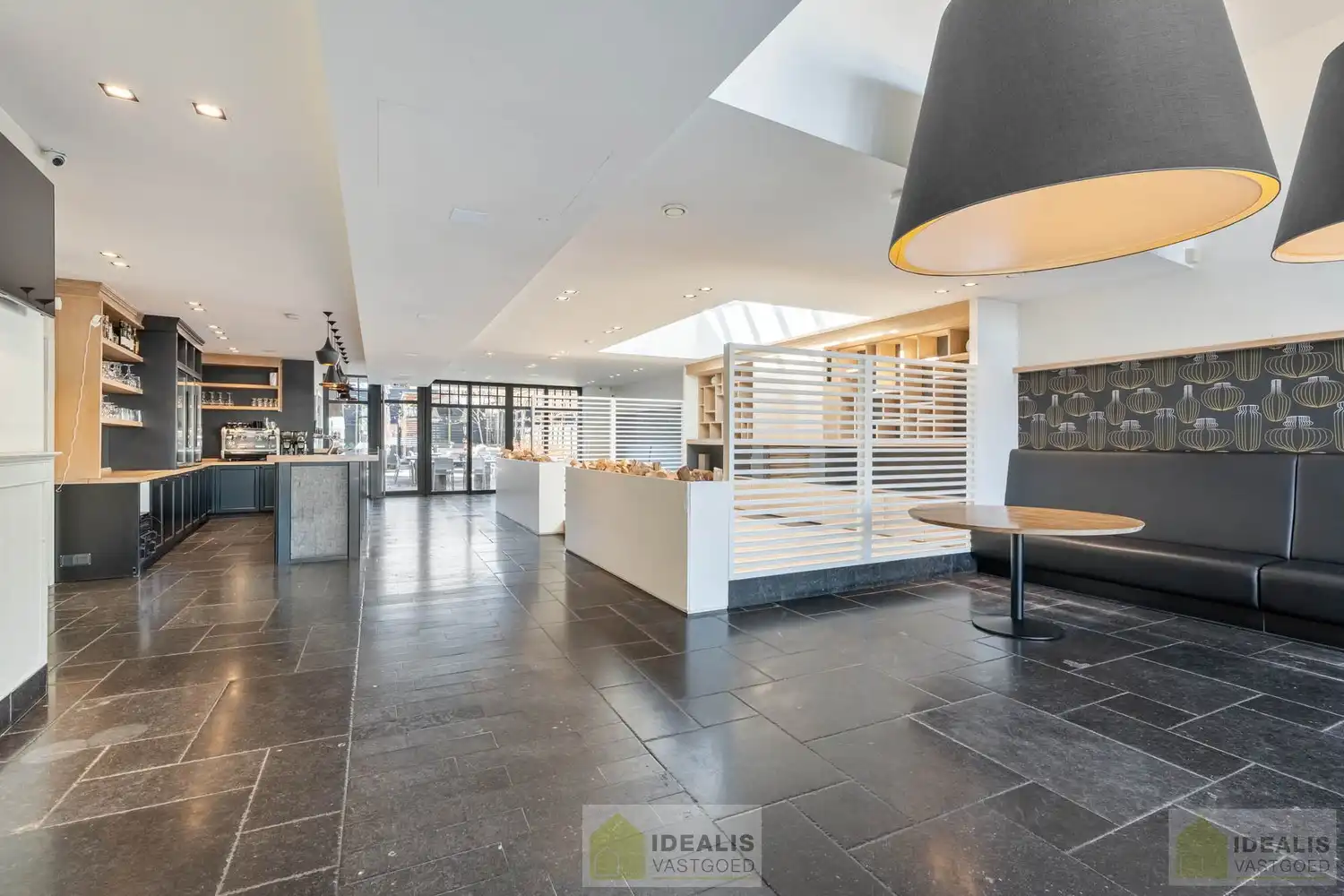 IDEALIS VASTGOED - “Het Brouwershof”, een prachtig pand met een rijke geschiedenis gelegen op het Itterplein op een unieke locatie!! Dit handelspand, een voormalige brasserie, omvat maar liefst ca.420m² bruikbare oppervlakte en is momenteel ingericht als horecazaak met een ruime brasserie met knappe bar, aansluitend volledig uitgeruste keuken, stijlvol ingerichte sigarenkamer, achterliggend een grote feestzaal,  en een ruim afgesloten terras met overdekte lounge. Daarnaast wordt ook het gerenoveerde duplex appartement, gelegen op de 1ste en 2de verdieping van maar liefst ca.155m² bewoonbare oppervlakte en voorzien van een ruime woonkamer met aansluitend keuken, badkamer voorzien van bad en douche, 3 slaapkamers en ruim dakterras aangeboden. Uiterst geschikt voor kandidaten op zoek naar een handelspand met woonst op een toplocatie midden in hartje Opitter, Bree! foto 5