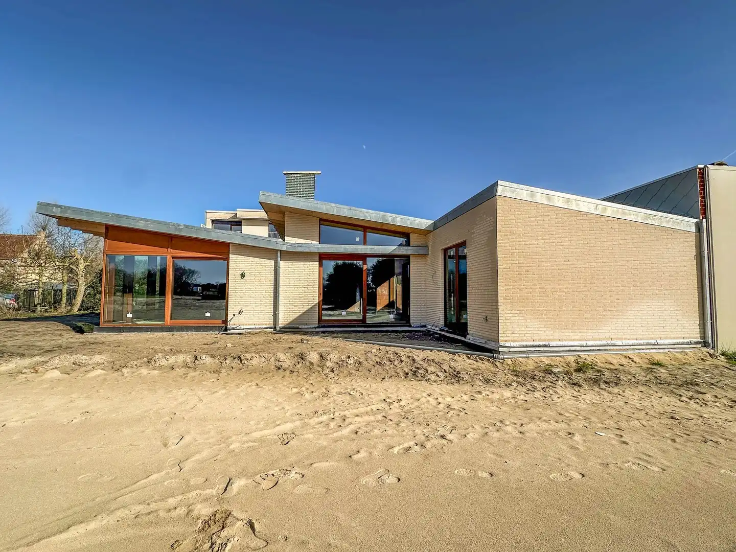 Uniek tuinpaviljoen grenzend aan de beschermde duinen. foto {{pictureIndex}}