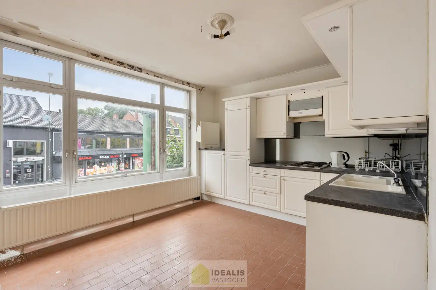 IDEALIS VASTGOED -  INVESTERINGSEIGENDOM BESTAANDE UIT 2 GELIJKVLOERSE HANDELSPANDEN EN 5 BOVENLIGGENDE APPARTEMENTEN IN HET CENTRUM VAN PELT! – te renoveren investeringseigendom op een toplocatie in Pelt (Neerpelt). Gelijkvloers 2 handelspanden, op de 1ste verdieping een 3 slpk.-appartement, 2de verdieping een 3 slpk.-appartement en een 1 slpk.-appartement en op de 3de verdieping een 3 slpk.-appartement en een 1 slpk.-appartement. Geschikt voor zij die zoeken naar een interessante investering in het centrum van Pelt. foto 26