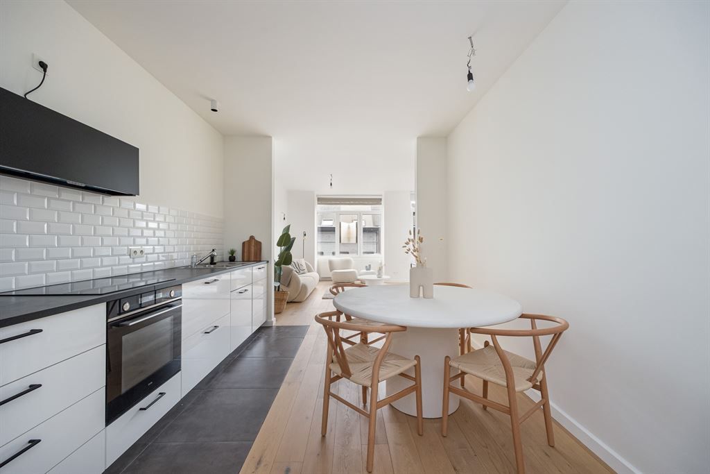 Recent gerenoveerd, lichtrijk appartement foto 2