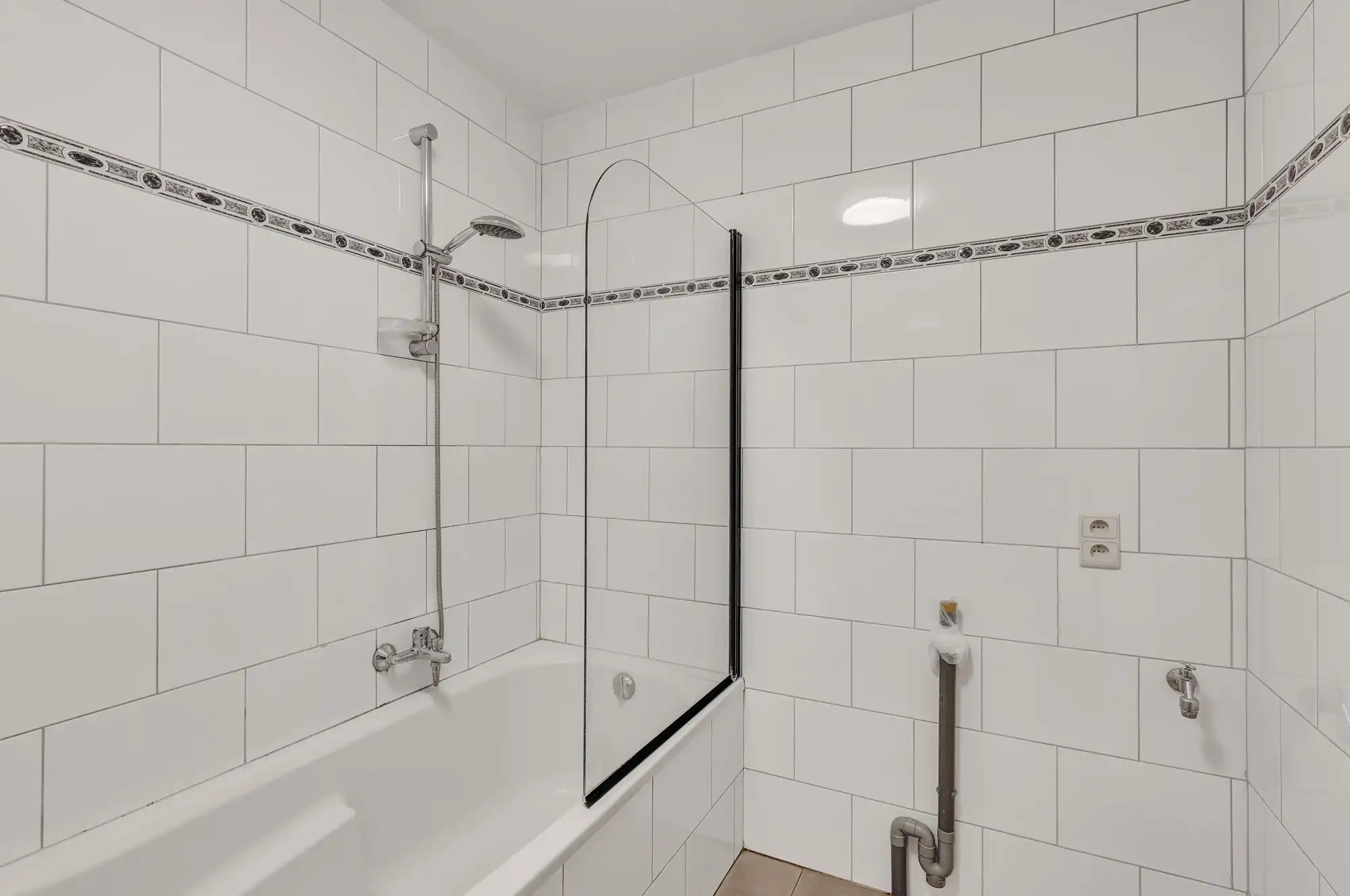 Ruim, instapklaar appartement met terras en autostaanplaats foto 13