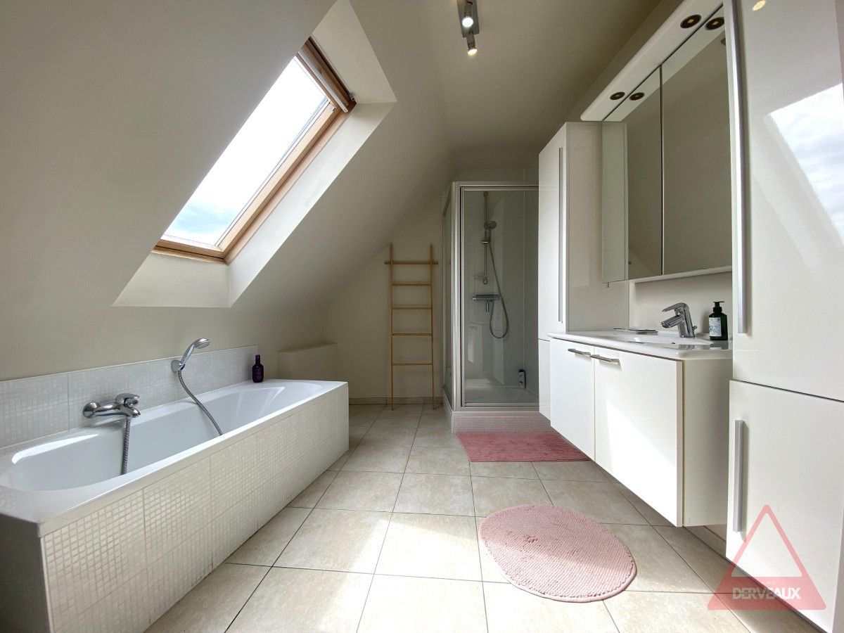 Rumbeke – Lichtrijk duplexappartement met 2 slaapkamers en garage foto 11