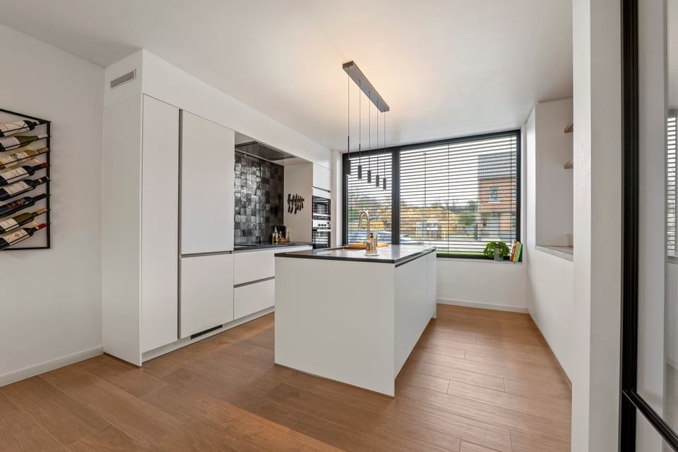 MODERNE HALFOPEN BEBOUWING MET INPANDIGE GARAGE EN RUIME TUIN IN SINT-TRUIDEN foto 8