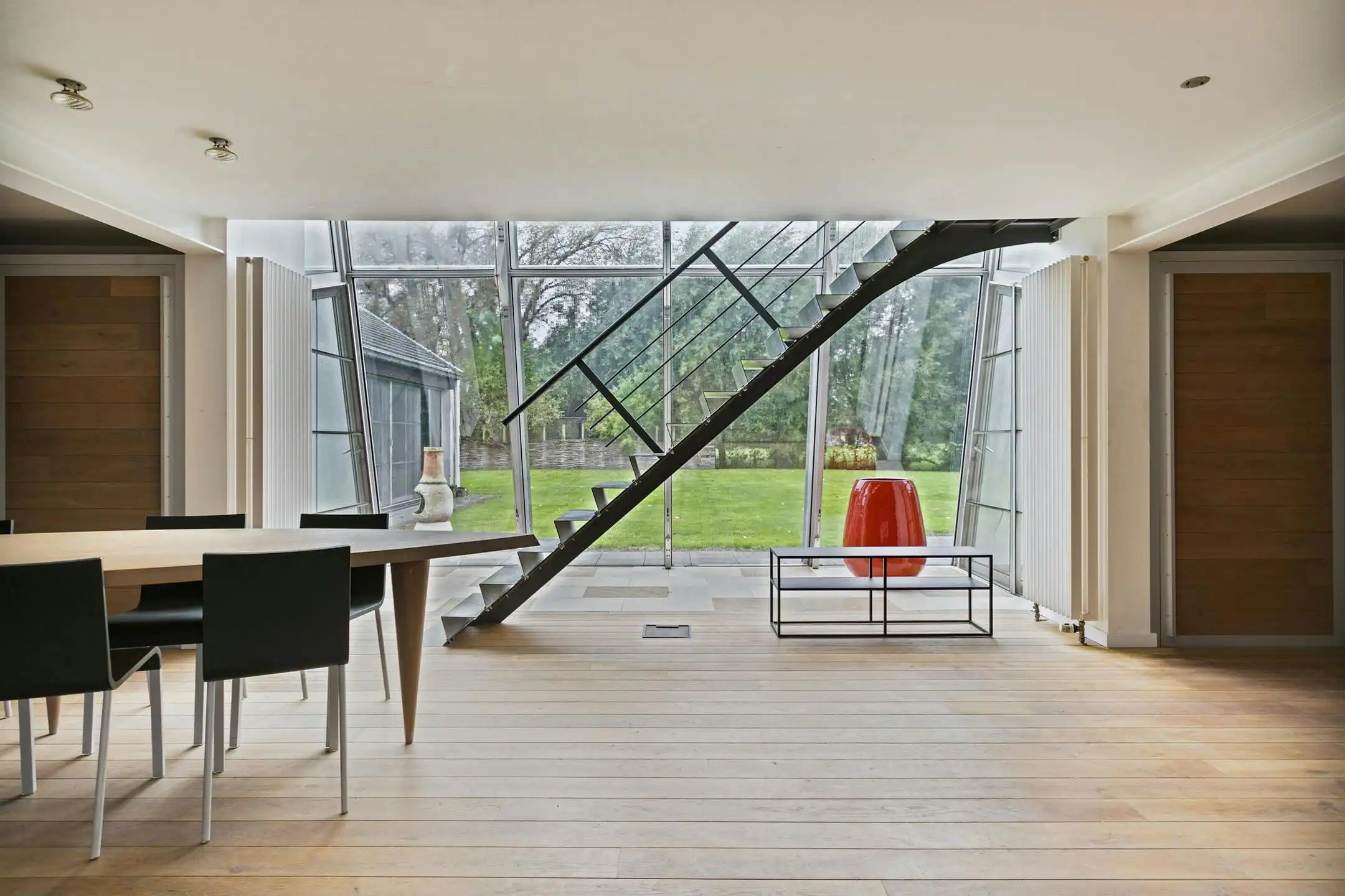 Hoofdfoto van de publicatie: Ruime villa met praktijkruimte te koop in Sint-Baafs-Vijve