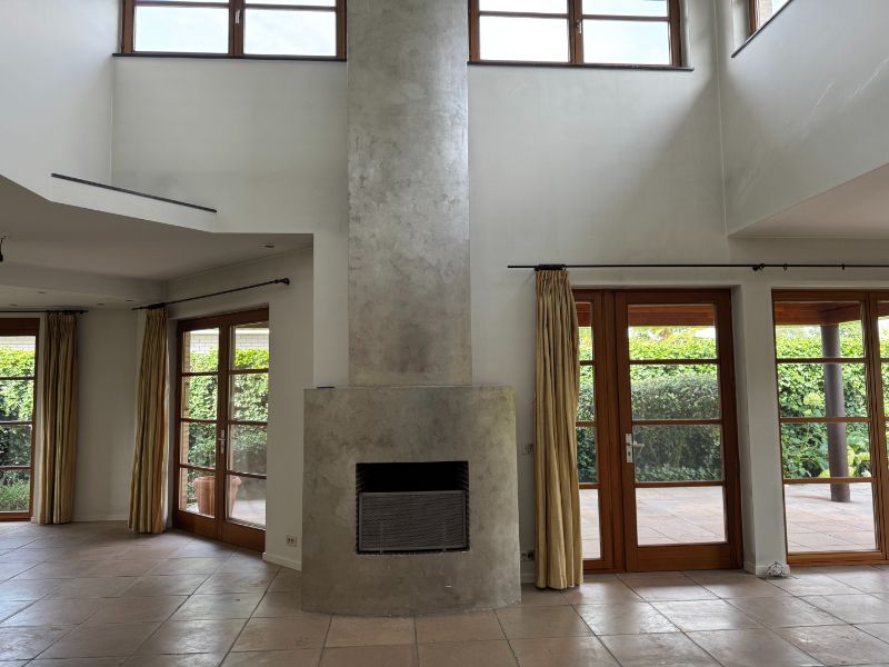TE HUUR villa in rustige buurt foto 7