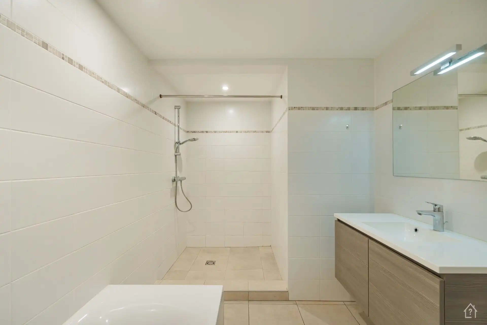 2 slaapkamer appartement met privatieve tuin en 2 parkings foto 9