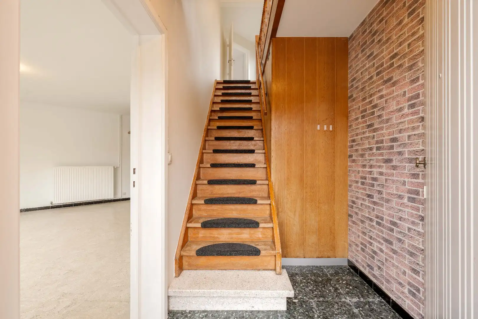 GUNSTIG GELEGEN GEZINSWONING OP 214 m² MET GARAGE foto 3