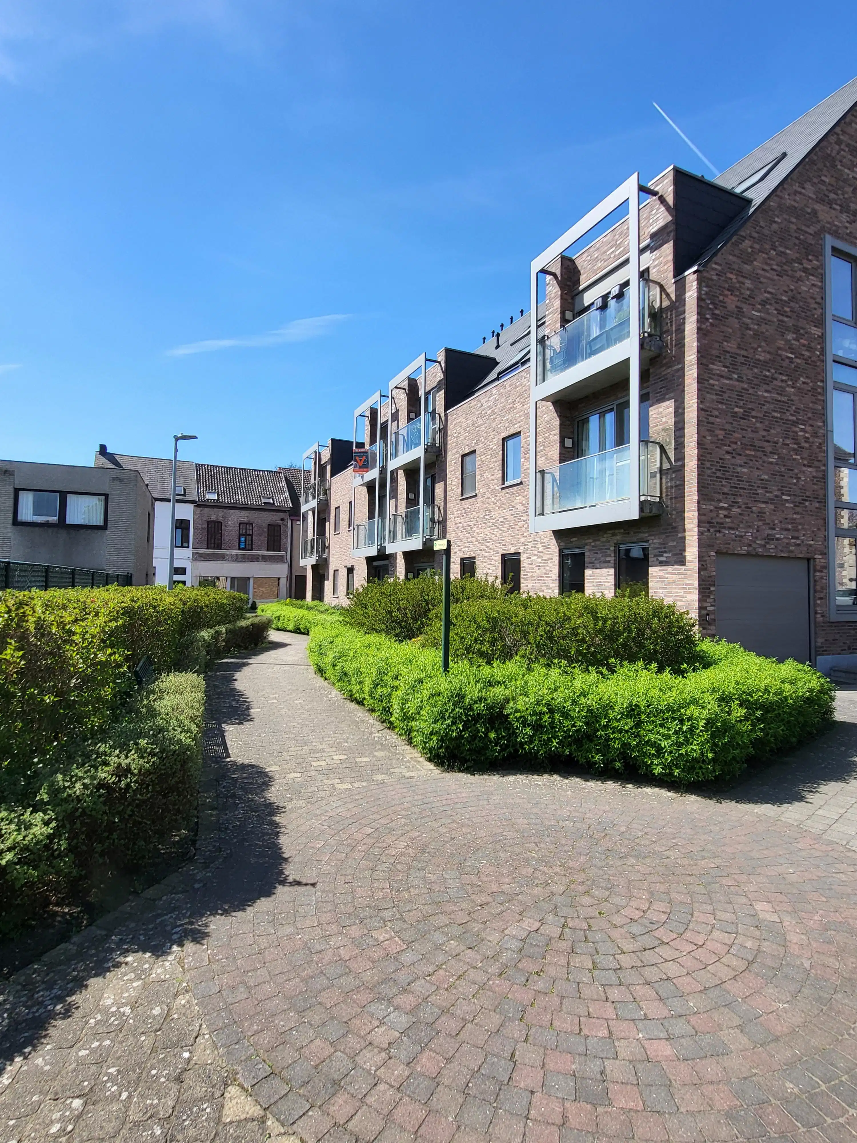 Instapklaar en energiezuinig appartement (66 m²) met zuidgerichte terrassen, ideaal gelegen in een rustige dorpsomgeving op wandelafstand van winkels, openbaar vervoer en scholen.  foto 33