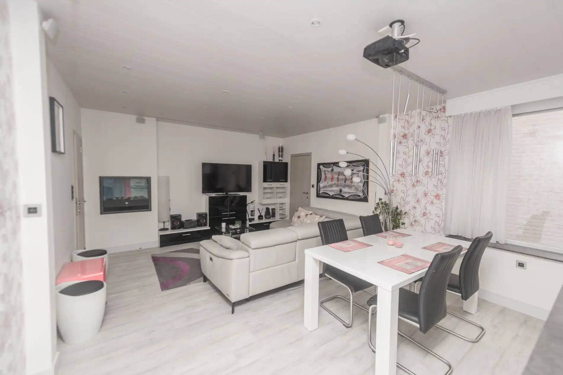 Ruim modern appartement met 3 slaapkamers en terras foto 3