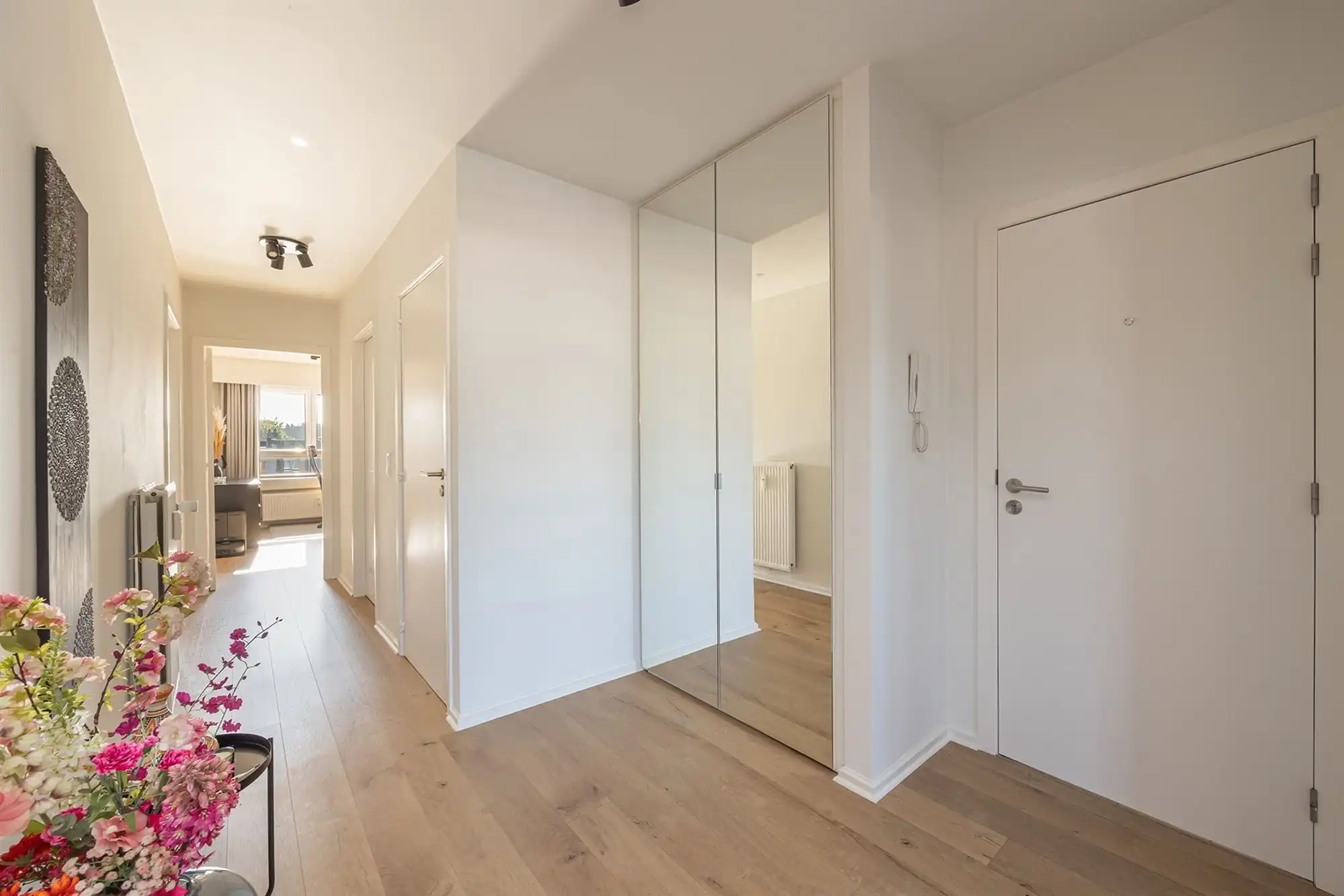 Instapklaar tweeslaapkamer appartement met terras in Deurne-Zuid foto 11