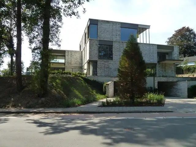 Genk, Winterslagstraat 85: Gelijkvloerse autostaanplaats in Residentie "De Groene Heuvel" foto {{pictureIndex}}