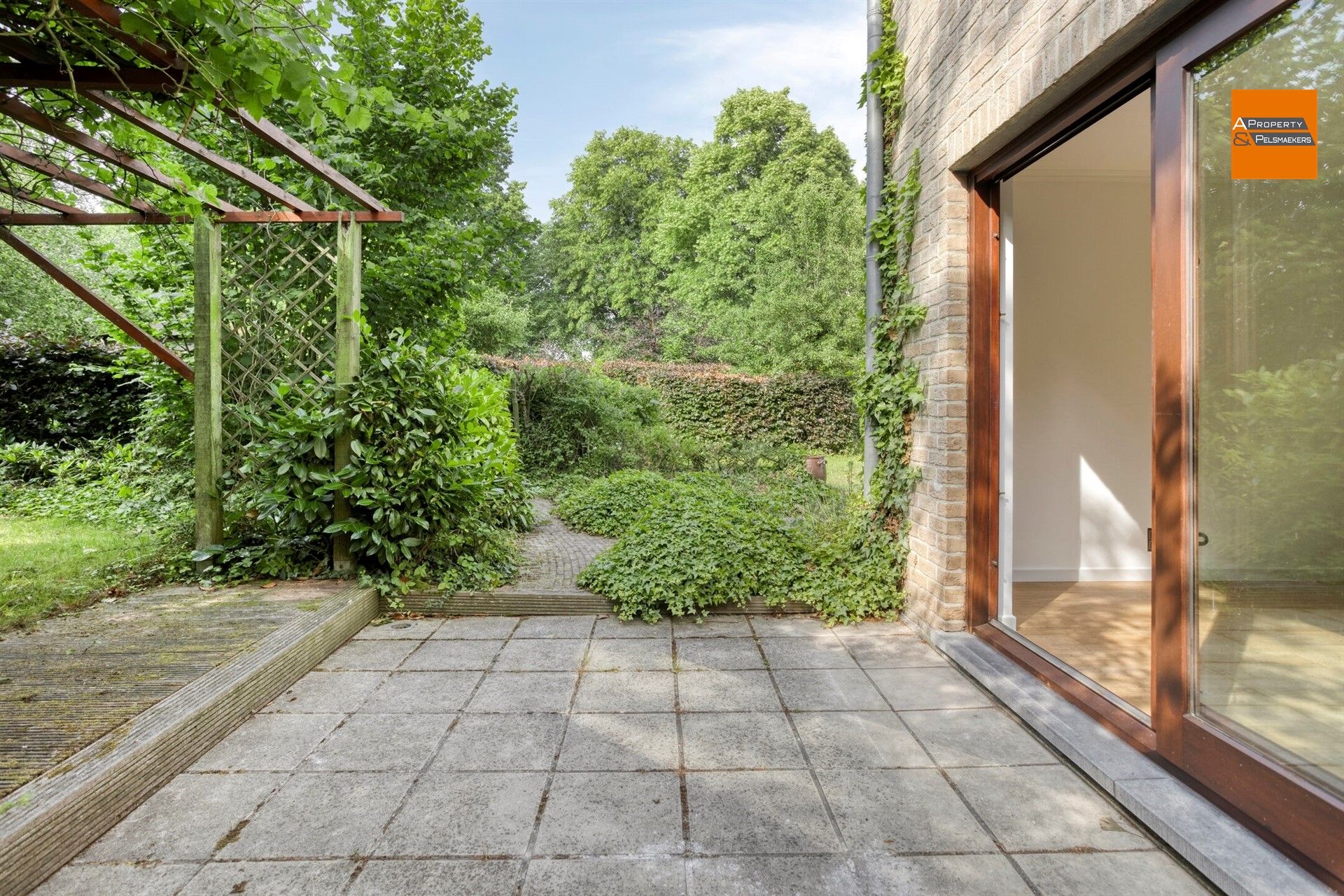 2 slaapkamers appartement met grote tuin foto 17