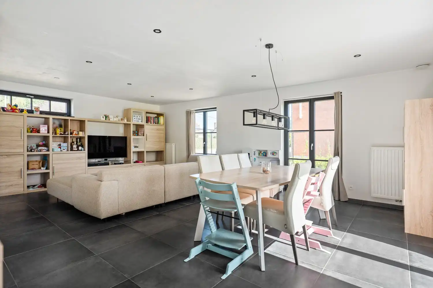 Energiezuinige villa met praktijkruimte en 4 slpkrs foto 2