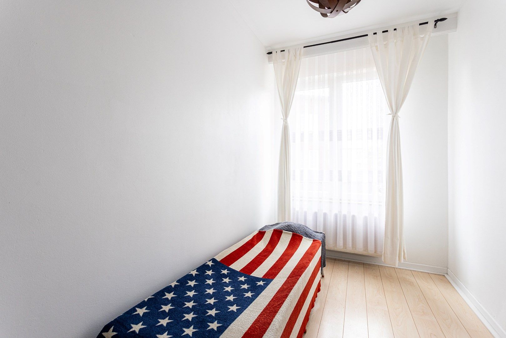 Gerenoveerd 2-slaapkamer appartement met garagebox en oprit! foto 5