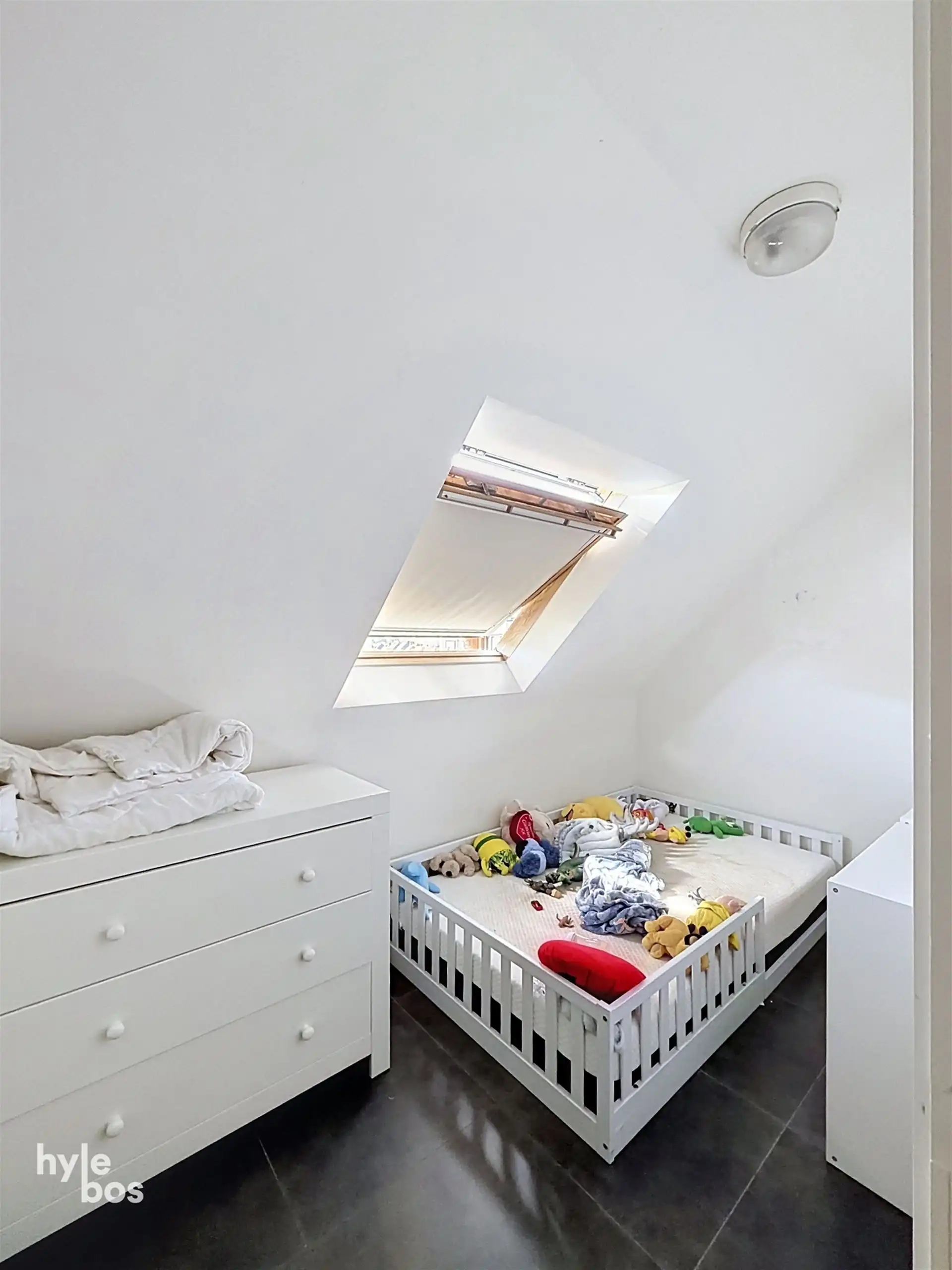 Instapklaar 2 slaapkamer appartement met terras & parking foto 9