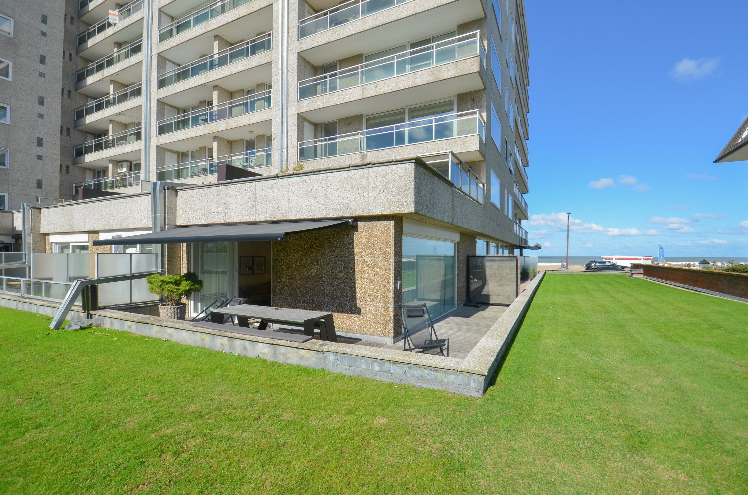 Volledig gerenoveerd hoek-appartement met een ruim zuid gericht terras gelegen aan de Zeedijk in het Zoute. foto 8