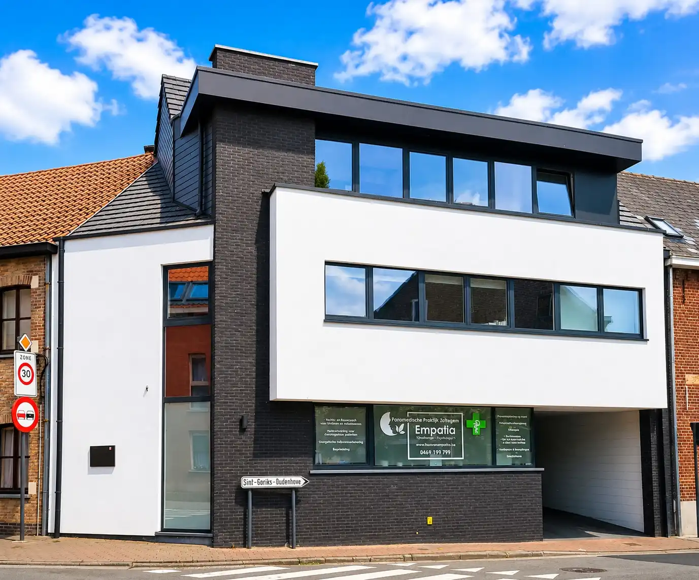 Ruim duplexappartement met 2 slaapkamers, terras en garage gelegen in het centrum van Zottegem. foto {{pictureIndex}}
