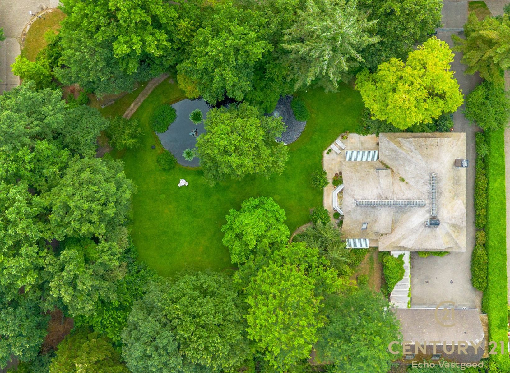 Karaktervol landhuis met prachtige tuin op ca 2128m² foto 3
