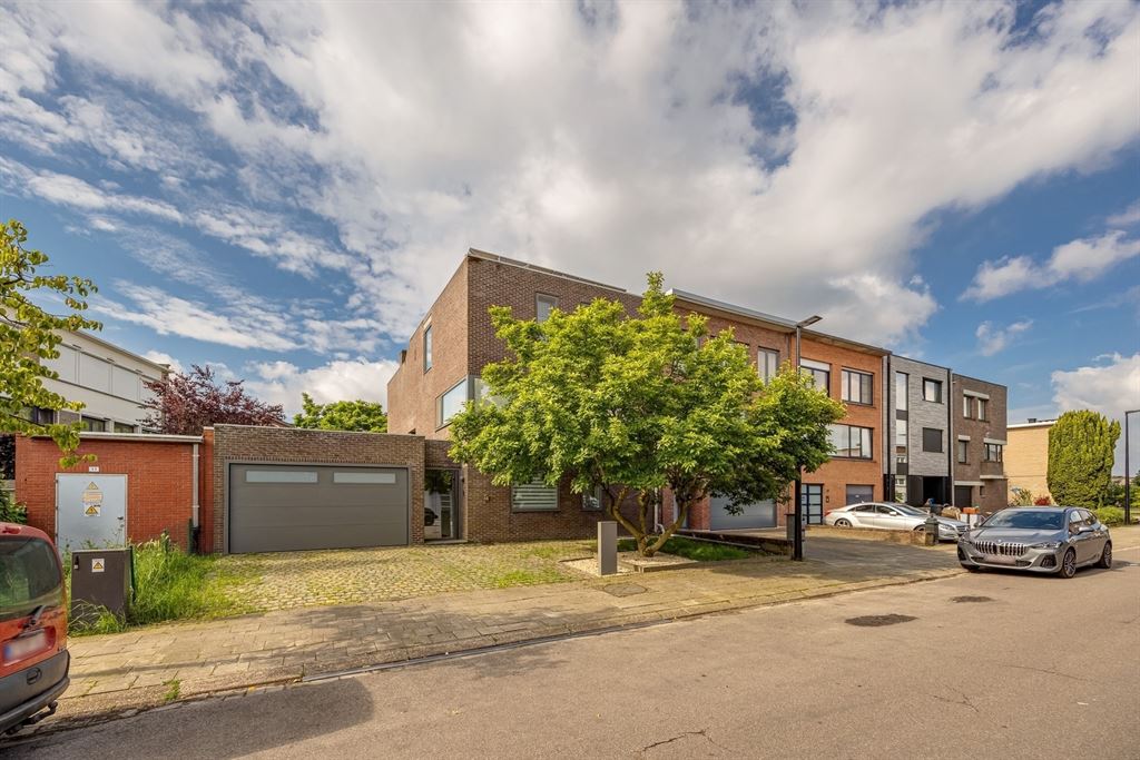 Uitzonderlijk ruime woning met veel mogelijkheden foto 1