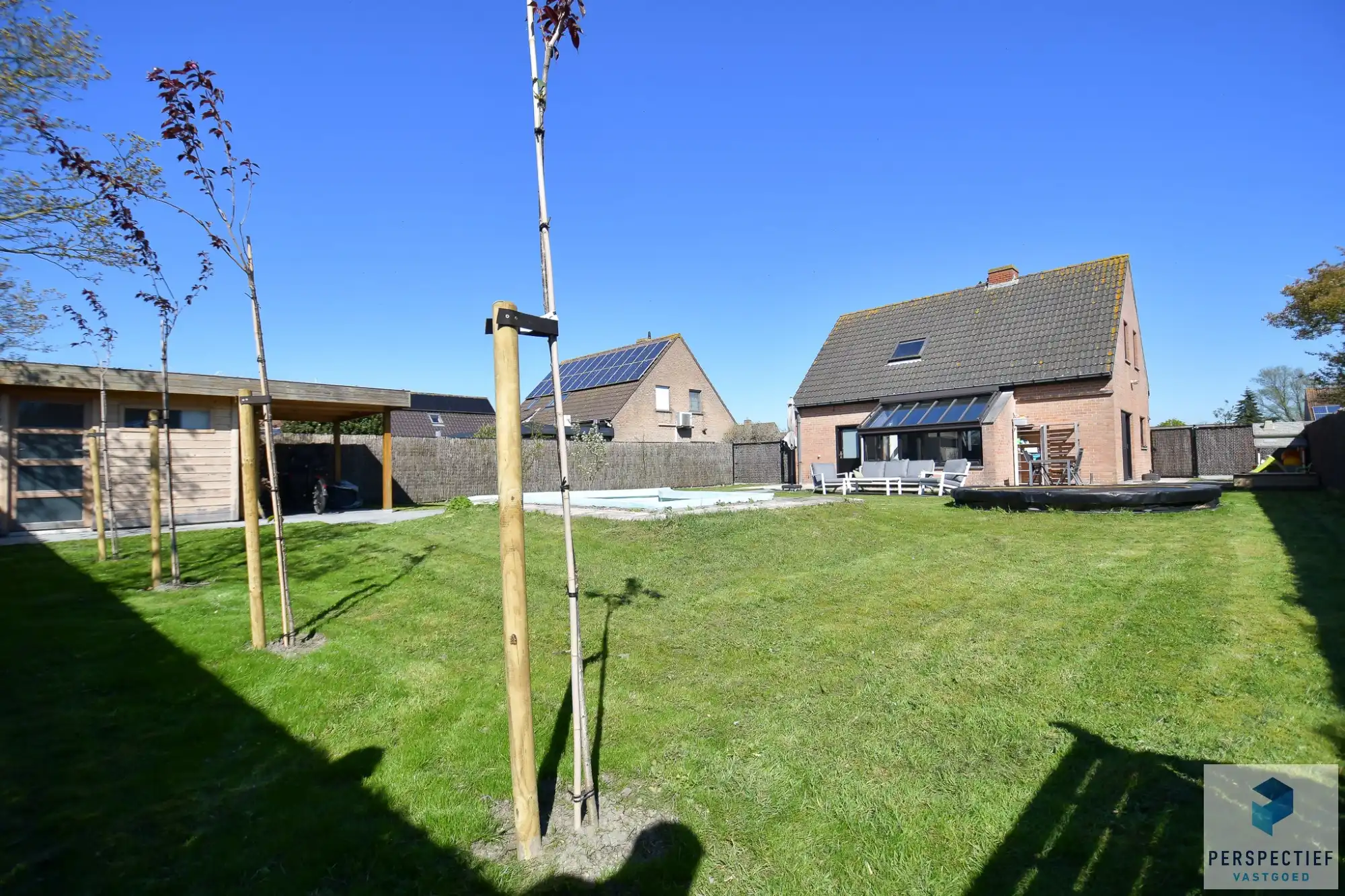 Centraal gelegen ruime woning met 3 slaapkamers - garage en grote tuin op 615 m² foto 4