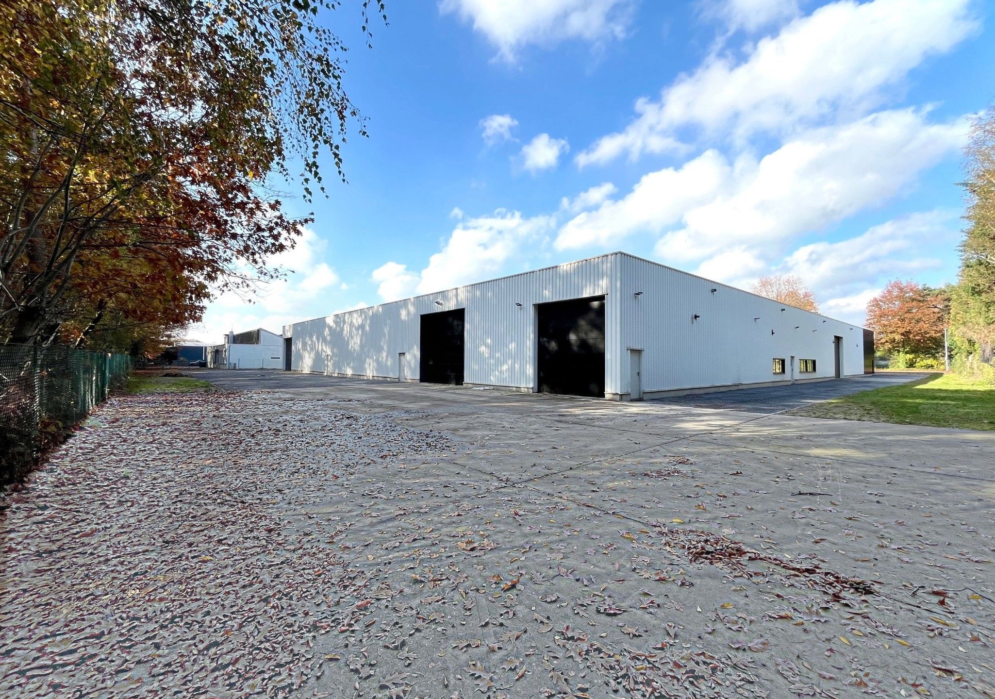 CENTRAAL GELEGEN MAGAZIJN VAN 750M² foto {{pictureIndex}}