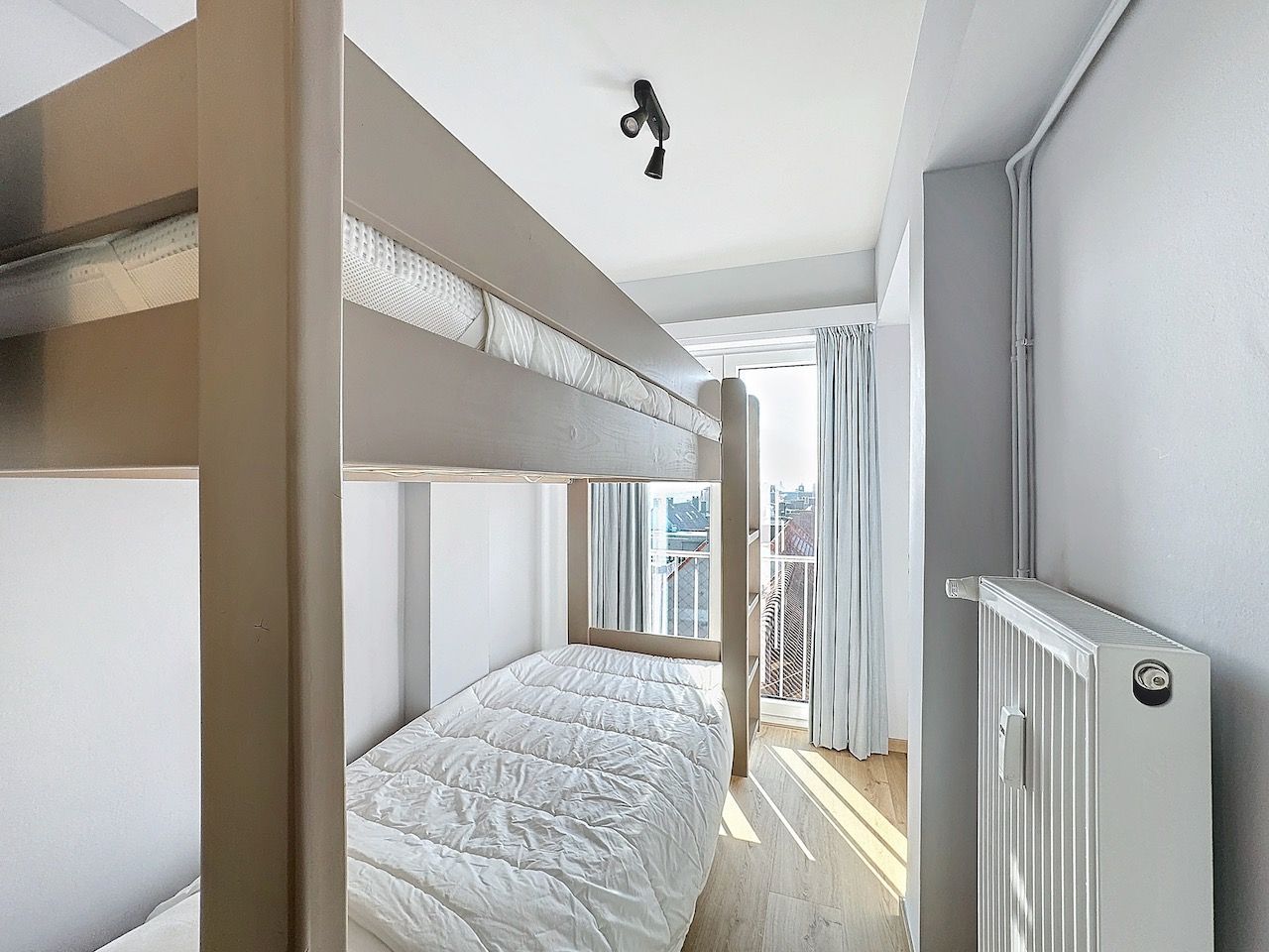 Zeer goed gelegen, vernieuwd appartement met zijdelings zeezicht foto 11