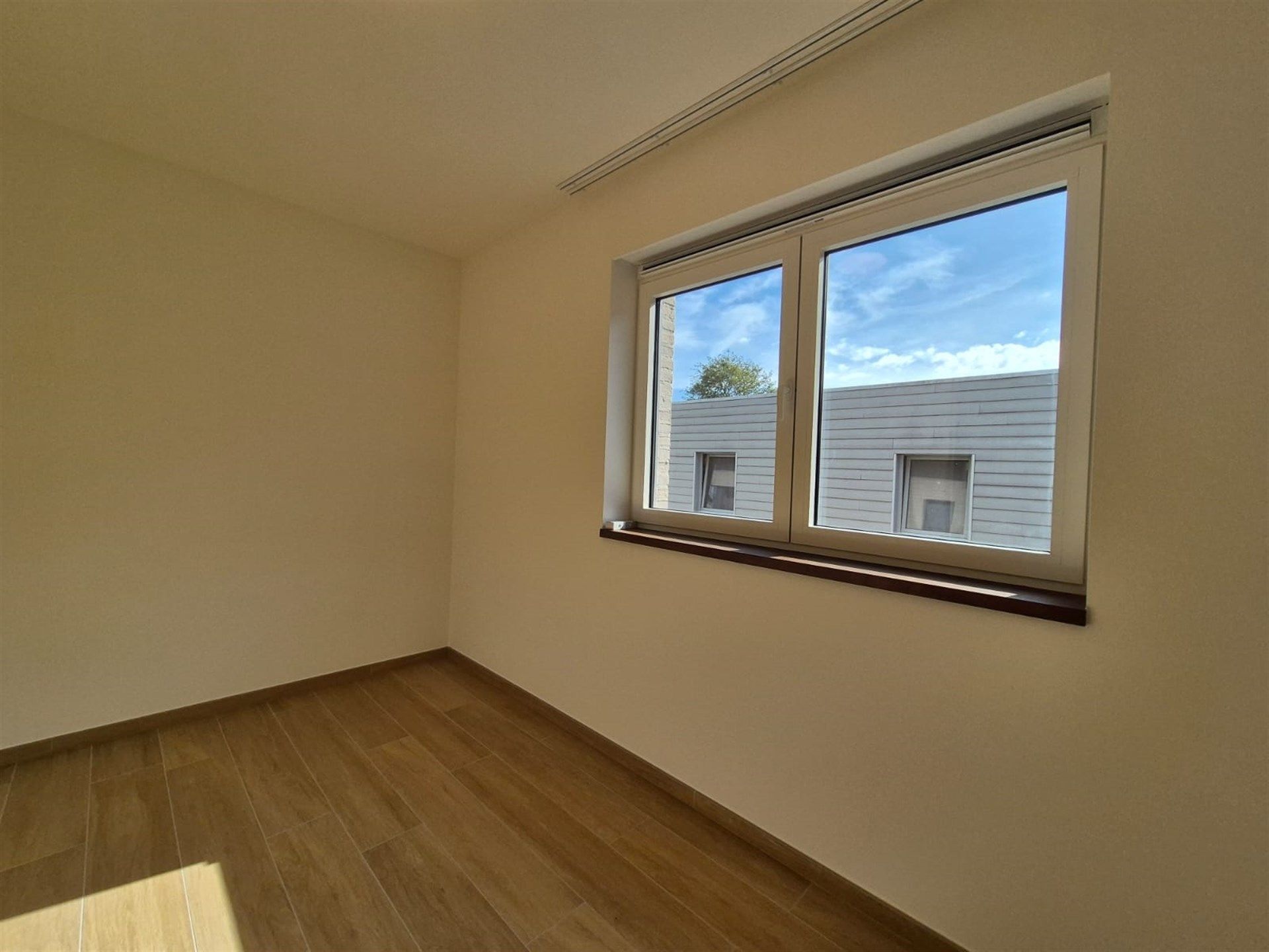 Moderne en energiezuinige nieuwbouwwoning met 2 slaapkamers en koer. foto 16